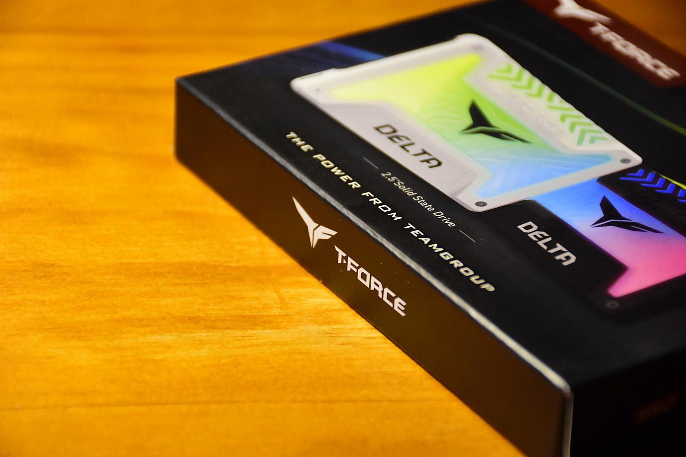 只有CPU不能RGB了！十铨 T-Force Delta RGB 250GB 固态硬盘开箱