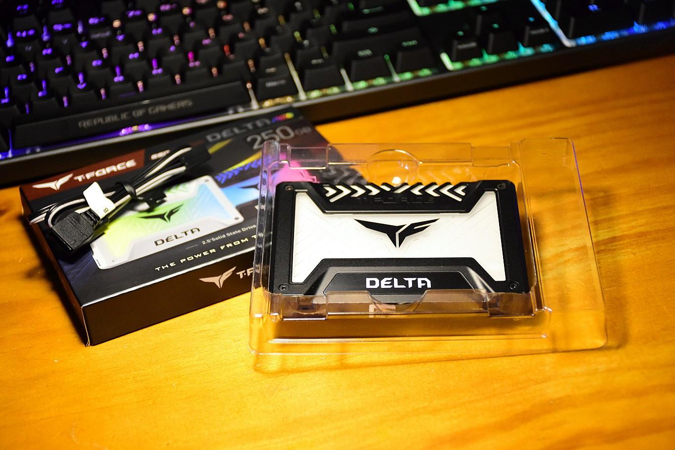 只有CPU不能RGB了！十铨 T-Force Delta RGB 250GB 固态硬盘开箱