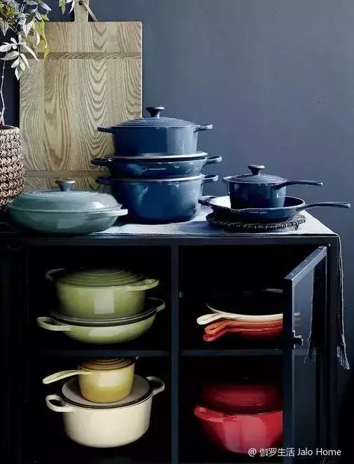 这里有口死沉死沉的铸铁锅麻烦你背下