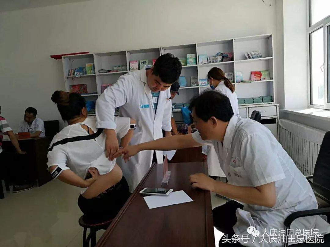 医生鞠躬送别死去病人,义诊庆祝首个中国医师节