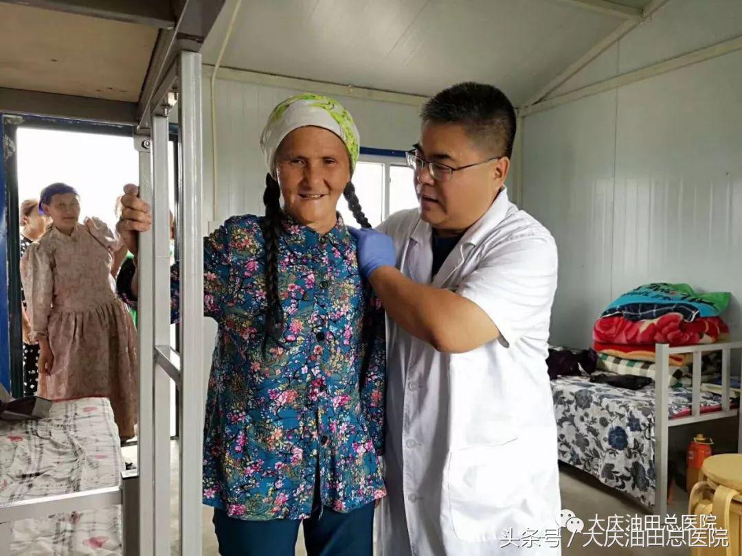 医生鞠躬送别死去病人,义诊庆祝首个中国医师节