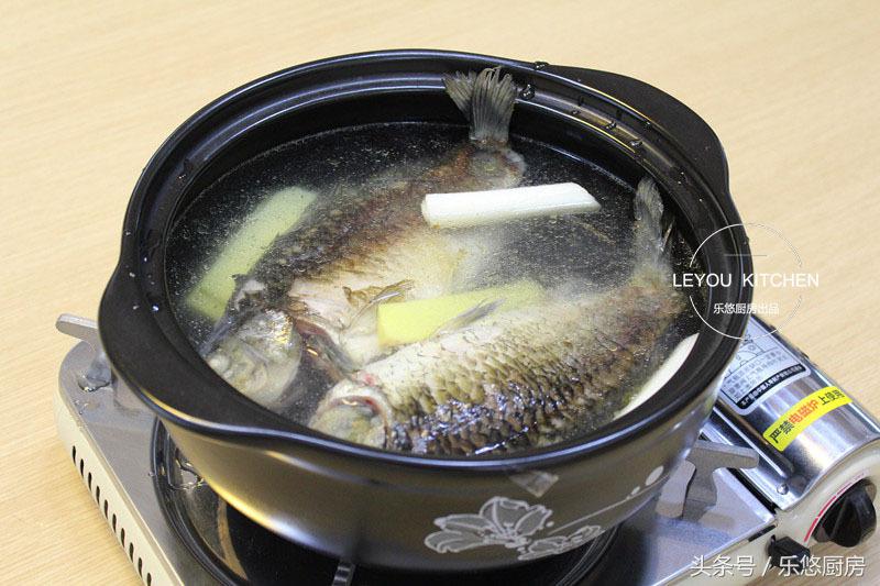 如何炖鲫鱼汤更好喝,怎样煮鲫鱼汤才有营养价值