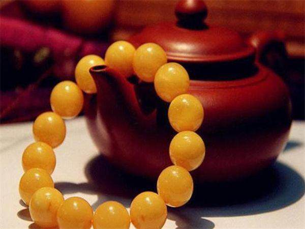 鉴别鸡油黄蜜蜡真假的最简单方法,鸡油红蜜蜡与鸡油黄蜜蜡哪种好