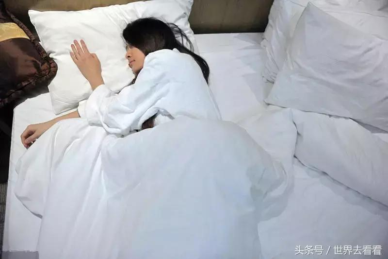 美女博士当“酒店试睡员”在旅游中挣钱