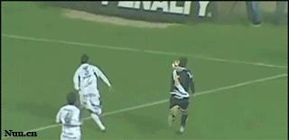 盘点足球十大搞笑瞬间,天下足球疯狂的足球搞笑视频