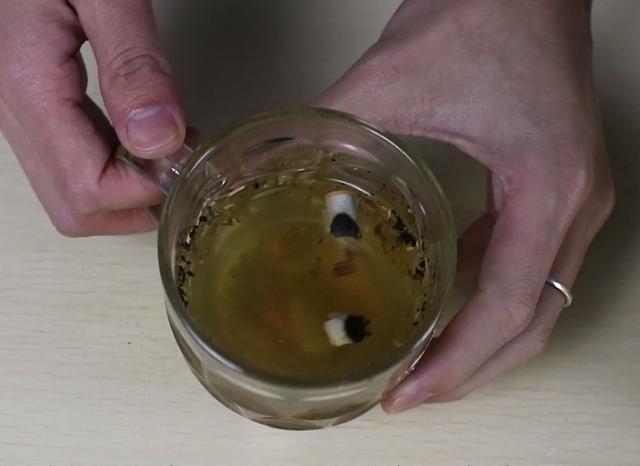 用完整的香烟泡水浇花,香烟水浇花的作用