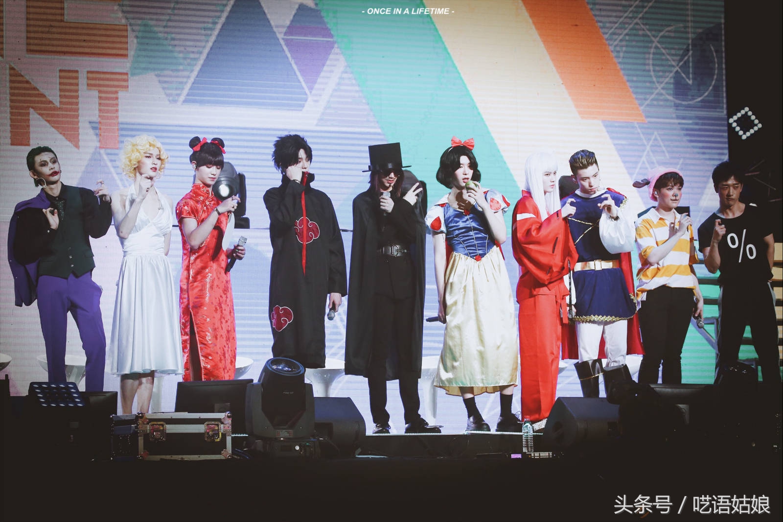 蔡徐坤轻轻一个吻,蔡徐坤王嘉尔勾肩搭背