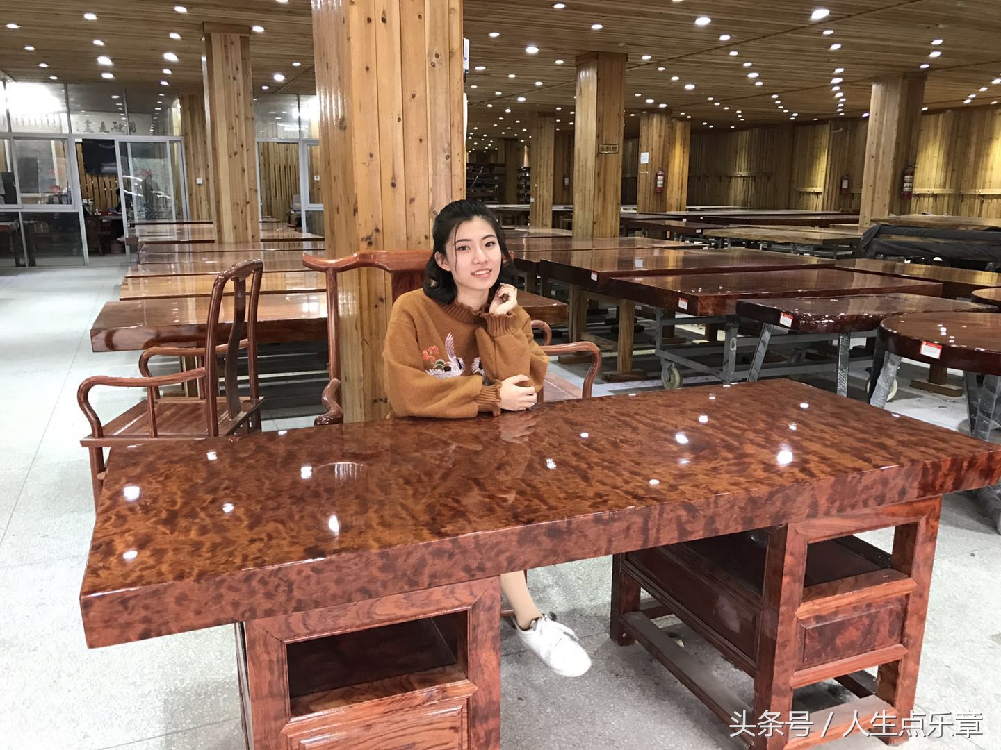 杭州老师3000元买的实木桌,引万千网友热议,专家鉴定后价值百万