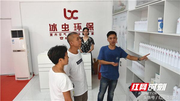 浙大冰虫娄底店开业头顶烈日为环卫工人送水