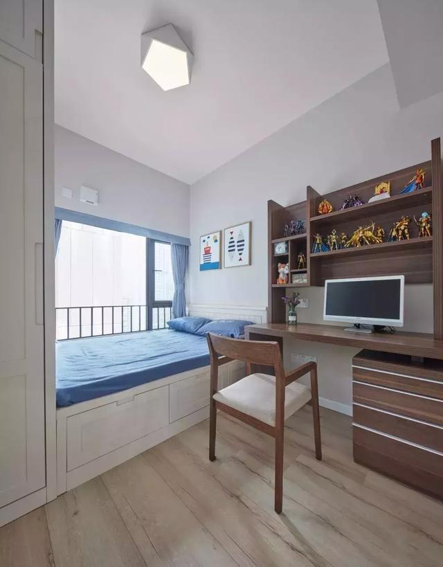 客厅砌一堵墙做隔断不影响通风,在客厅砌了半截墙做隔断