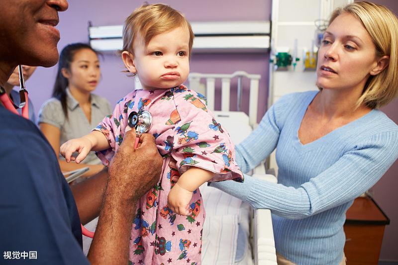 7岁女孩左胸长硬块，妈妈竟这样做，医生：既愤怒又心疼！