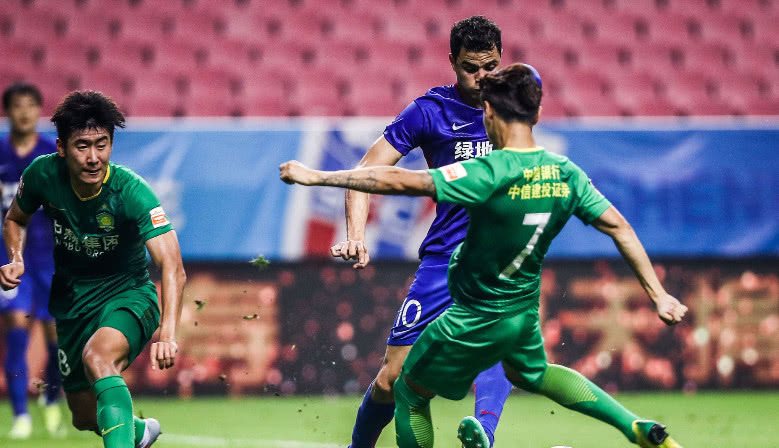 韦世豪一脚踢进自家球门,韦世豪乌龙国安完整版