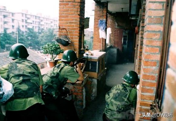 身负7条人命的“蛇蝎美人”落网,20年前枪战视频曝光