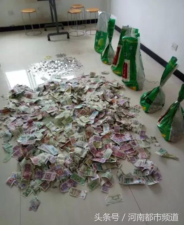 我的天啊！云南一公交投币箱3个月收200多斤*币假**，冥币都出来了！