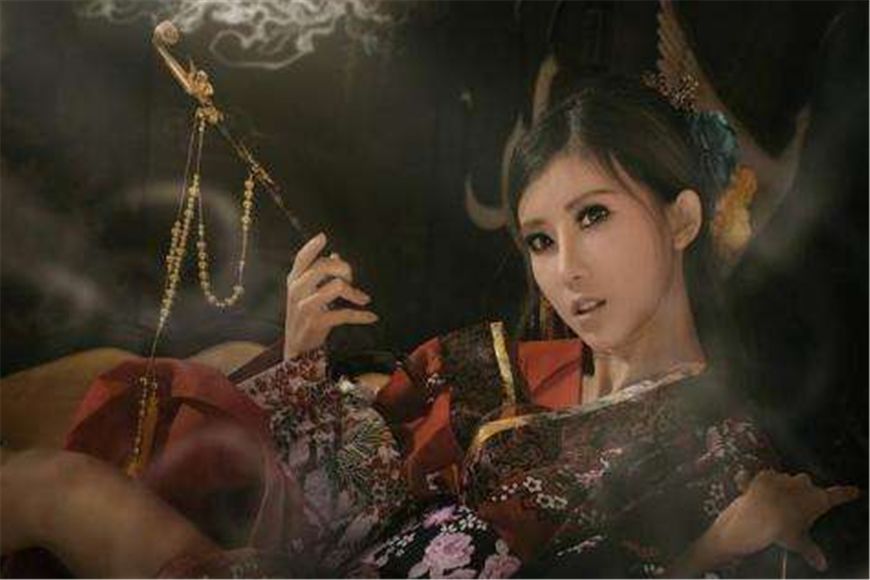 皇帝宠幸妃子的过程：每次超过半小时，太监就要喊三声然后冲进去