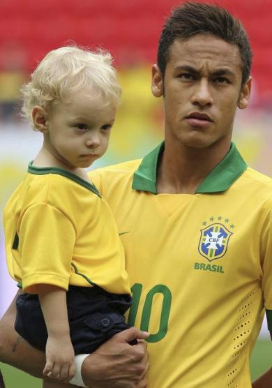 颁奖典礼名场面足球,足球场里颁奖典礼