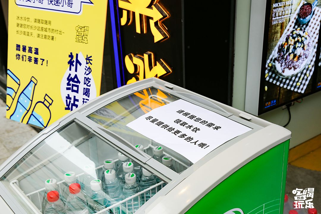 40度高温下一群人出现在街头,三十八度高温街头