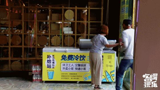 40度高温下一群人出现在街头,三十八度高温街头