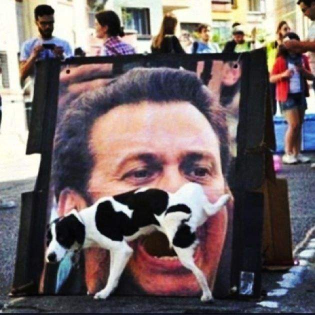 一位教授给孩子批改作业,一个老师给学生发试卷