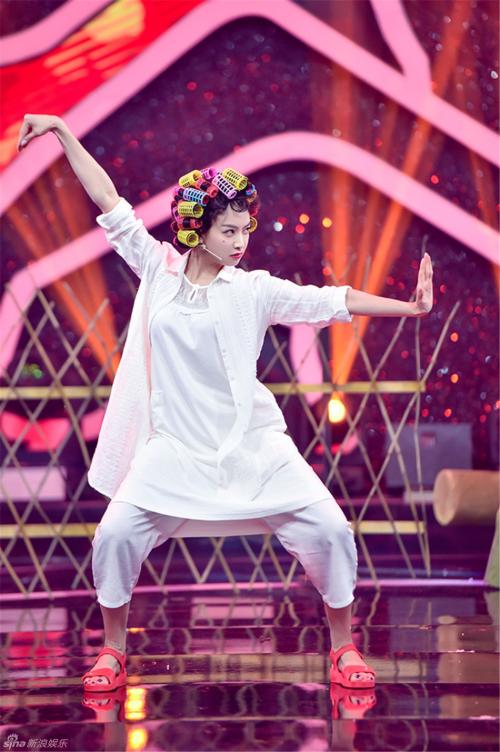 一位教授给孩子批改作业,一个老师给学生发试卷