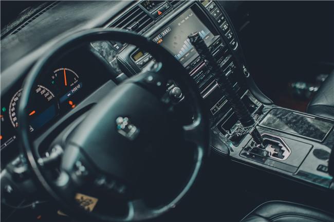 白外黑内反差强烈，为了成为VIP大佬车友竟将两部皇冠“合二为一”