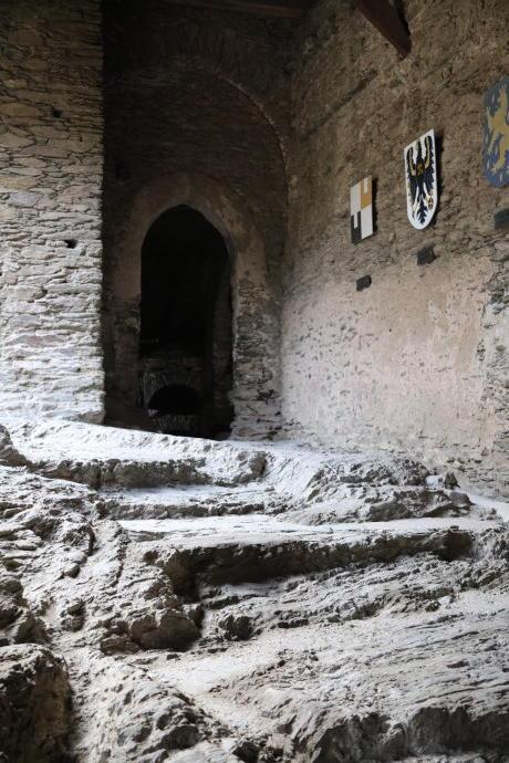 德国这个中世纪古堡,厕所正对餐厅,墙上挂着贞操带!