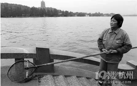 重型卡车冲出悬崖,卡车从悬崖下掉下来的救援视频