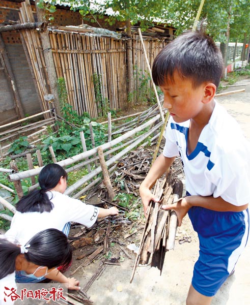 洛阳贫困户用饲料桶圈儿做成篮球筐圆儿子的篮球梦