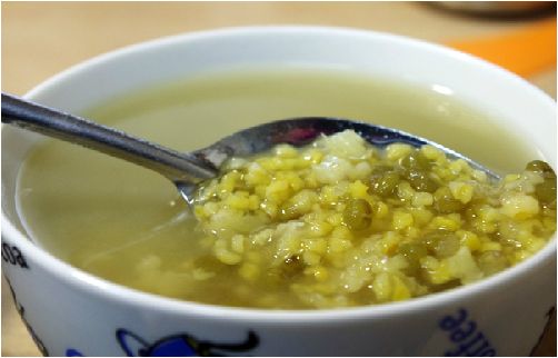 但发现中暑要喝大量的水正确吗,防止中暑应该多喝什么水