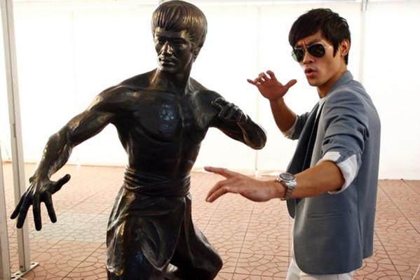 长得像李小龙的路人,周星驰有一部电影模仿李小龙