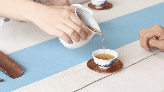 在福建别人给你倒茶要敲桌子吗,给别人倒茶时别人要敲几下桌子