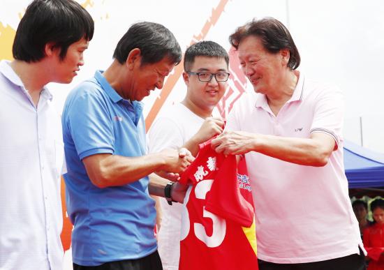 青少年足球联赛比赛现场,足球赛青少年决赛