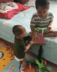 几十元的扭扭车,硬是被你开出了几百万豪车的感觉