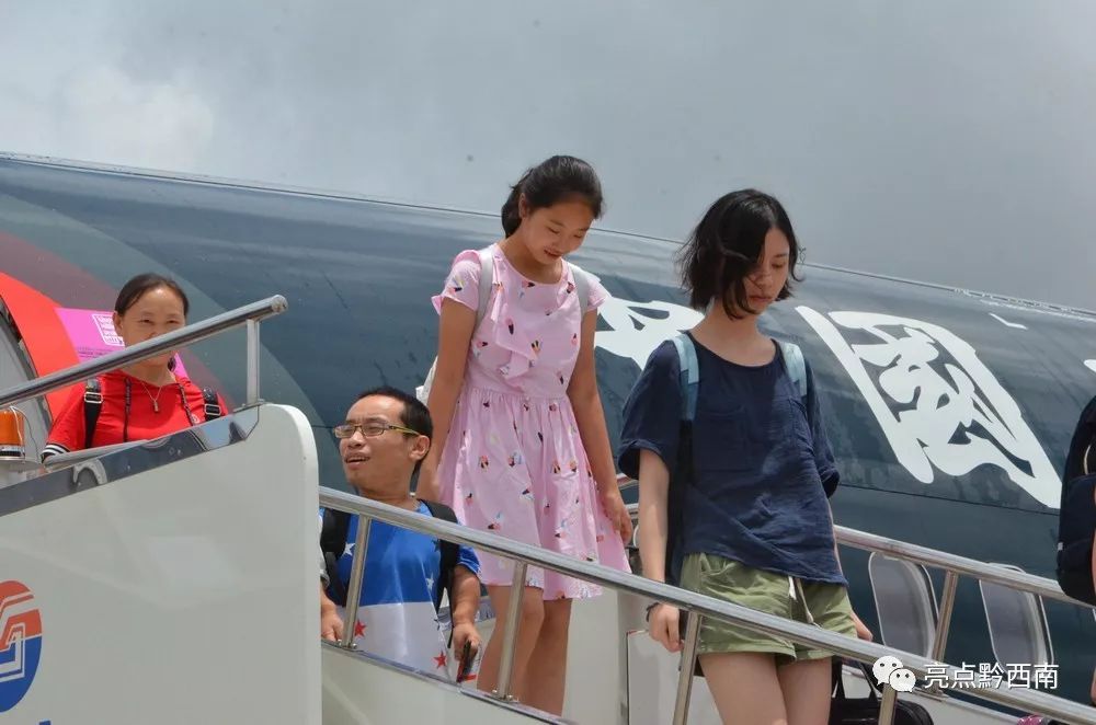 兴义万峰林飞机降落视频夜景,兴义万峰林机场飞机起飞视频