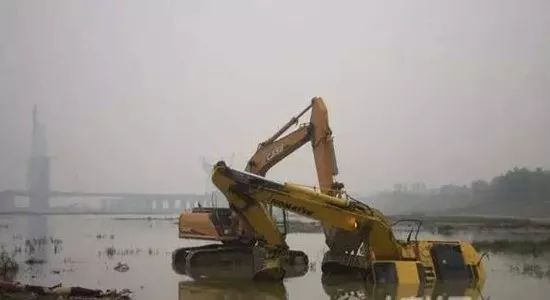 挖掘机被水淹了怎么办？如何修复水淹挖掘机