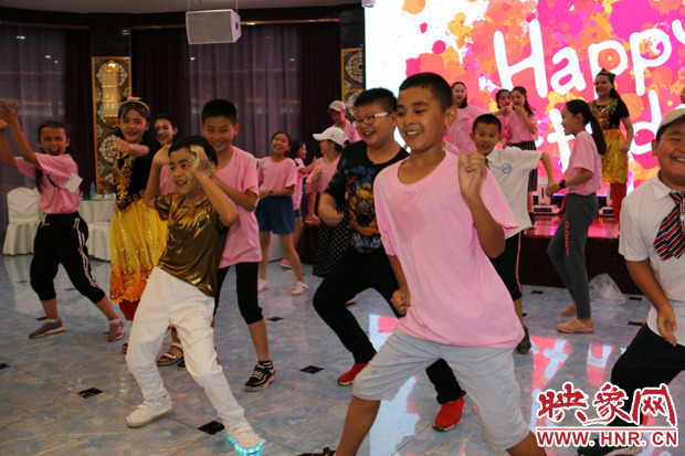 玩在一起、学在一起、成长在一起“热爱*疆新**牵手哈密”豫哈青少年手拉手夏令营成功举办