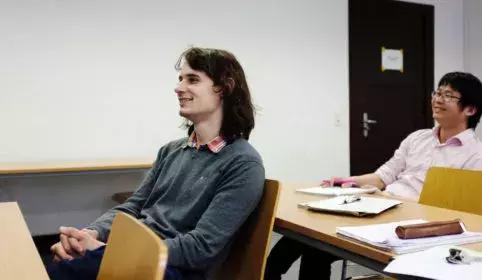 新生数学界最skr的存在，头发与成就并存，年仅30横扫各大数学奖