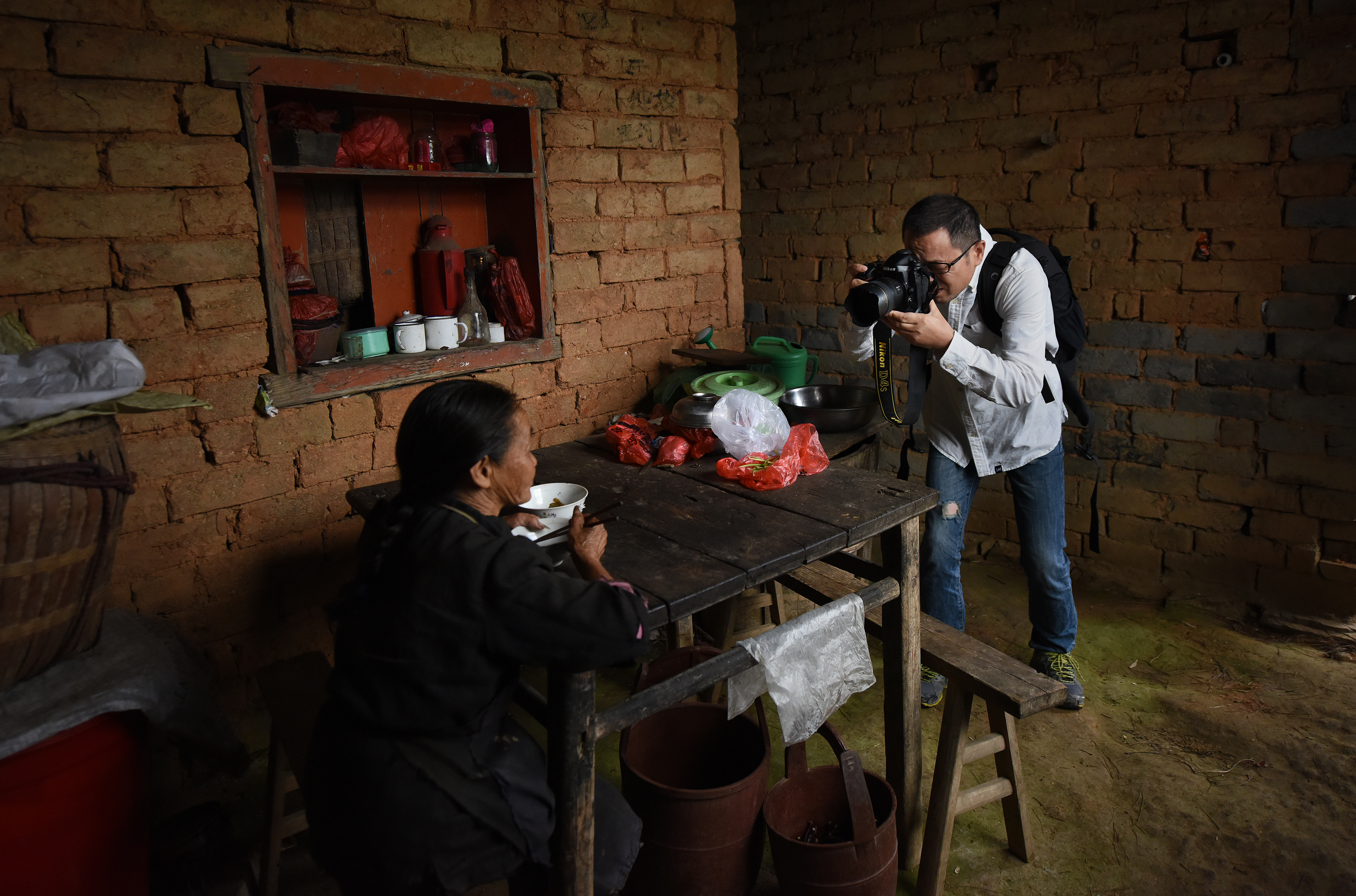 资深记者辞职专拍小人物，在头条获6亿流量，还用镜头解救了140个家庭