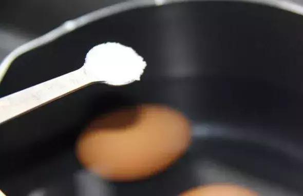 煮蛋时怎么防止蛋壳不裂,煮蛋防止开裂