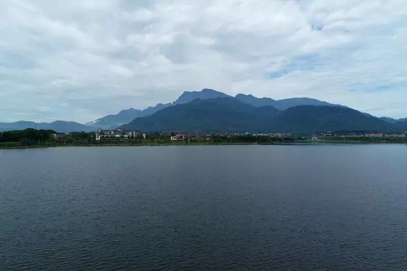 峨眉山吃住玩一体的地方,峨眉山徒步休息住宿