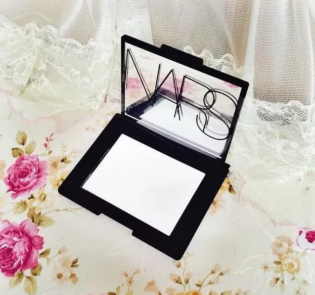 散粉或者粉饼无粉感,蜜粉散粉粉饼区别在哪