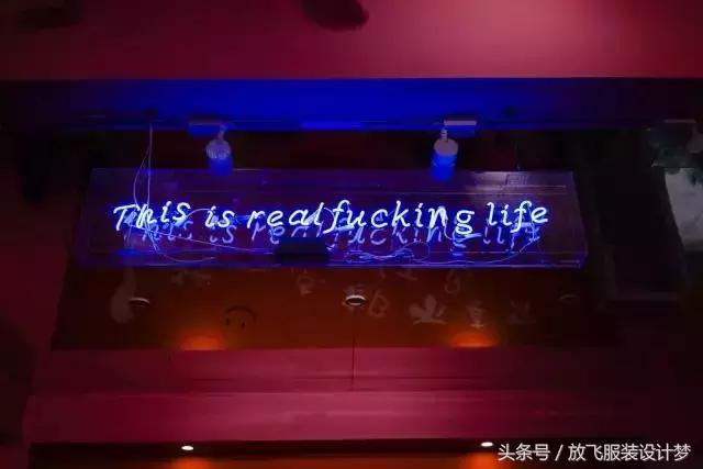 粉蓝色华伦天奴,粉色red华伦天奴