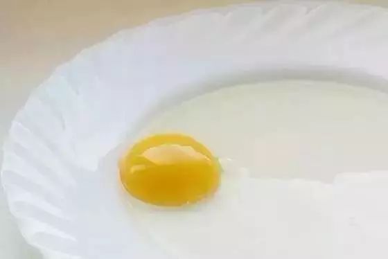 鸡蛋清弄到墙上了怎么处理,鸡蛋液打到墙上怎样清理