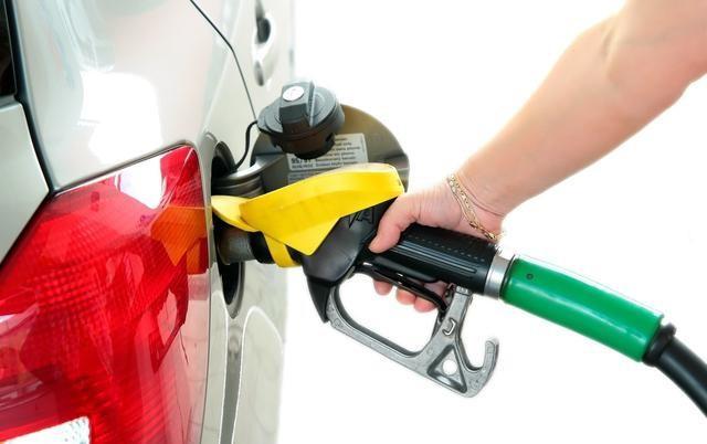 加油时加油员反复捏枪是在偷油吗,加油前加员反复捏油枪啥意思