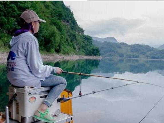 野钓鲫鱼技巧挂蚯蚓应该怎样调漂,新手怎么挂蚯蚓钓鱼