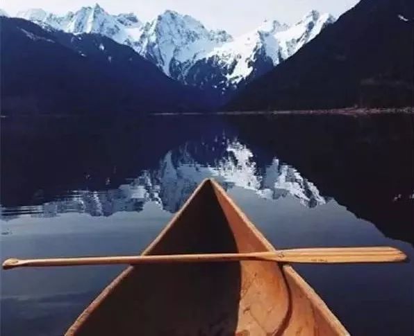 水深波浪静，人贵声音低