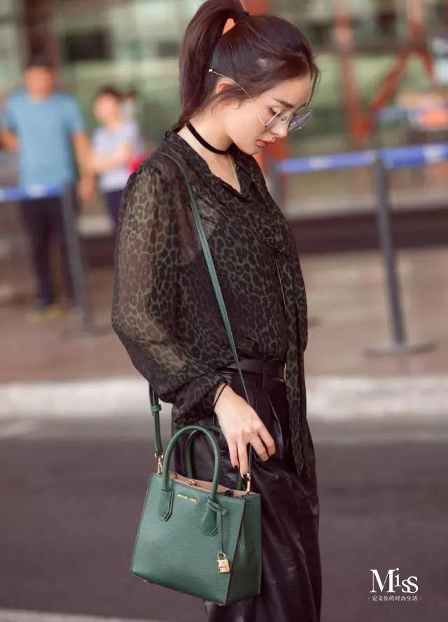 女人背包的姿态,姿态女生表情包