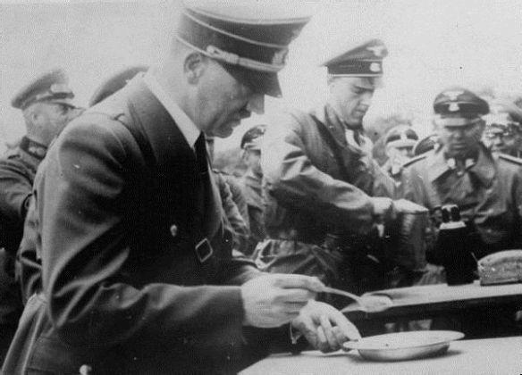 二战时，美军的单兵口粮有多“奢侈”？可口可乐一年喝掉10亿多瓶