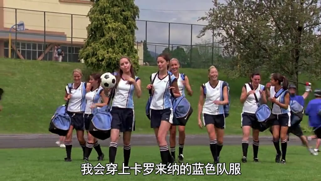 女孩为实现足球梦装成哥哥住宿舍,女孩为了足球梦女扮男装混进球队