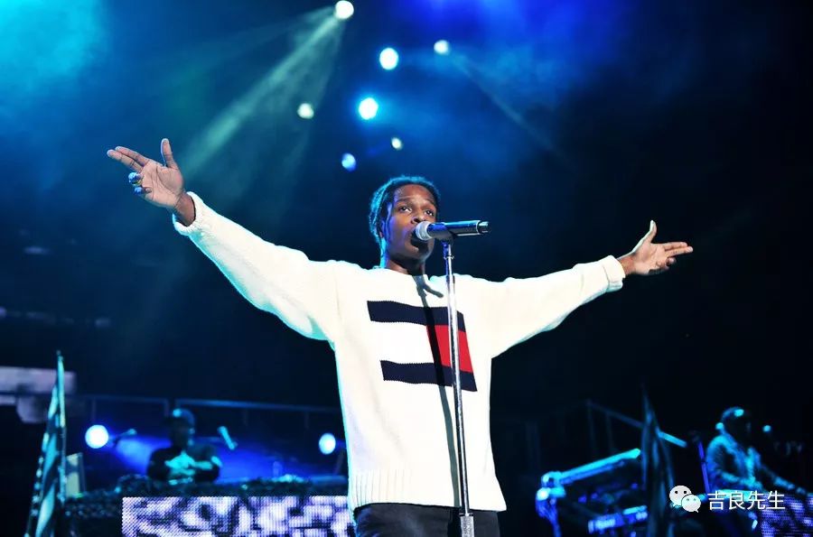 让时装变得民主化，他一直在这么做